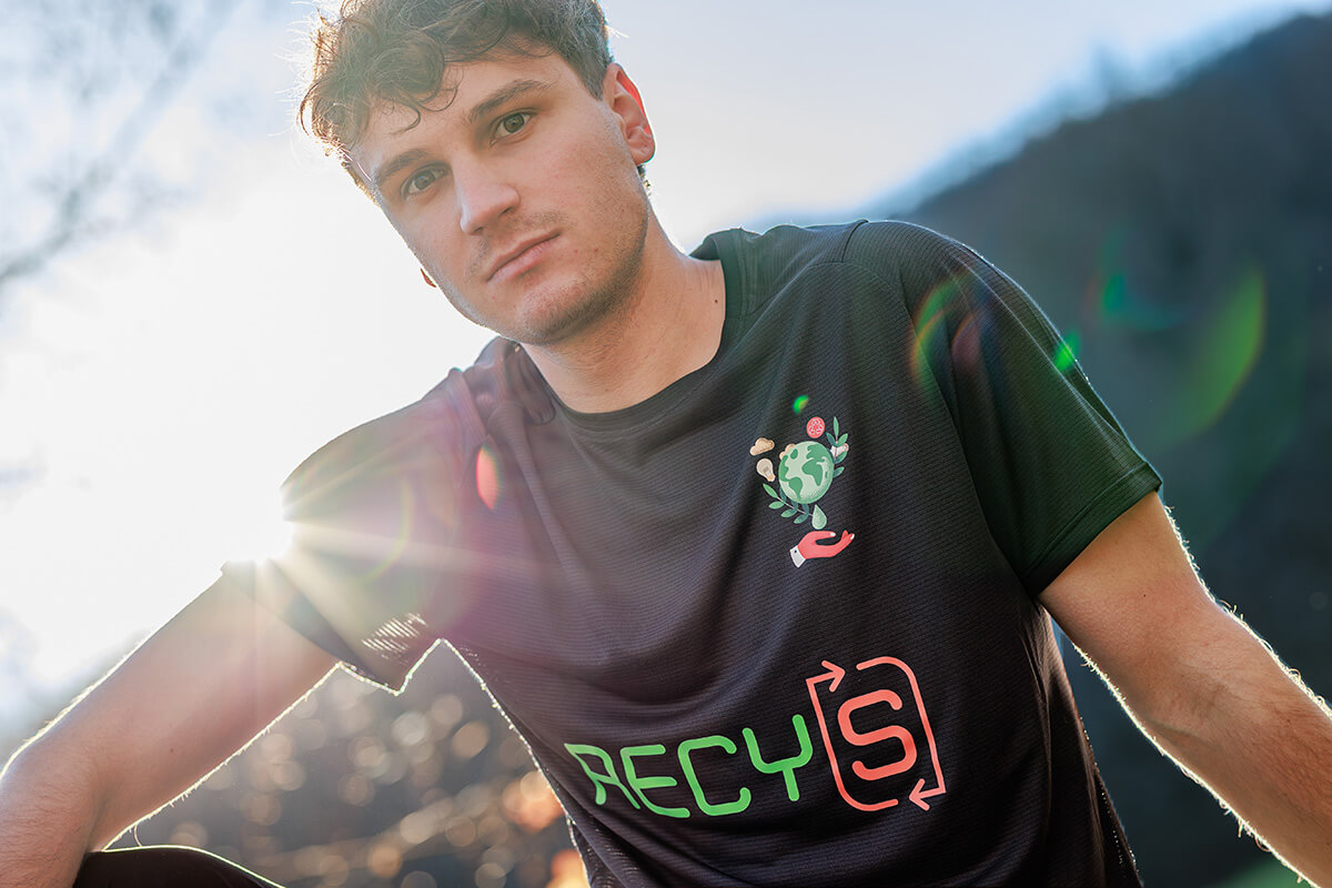 Image showing a model poing with a RECYS branded shirt